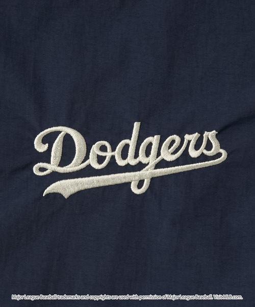 MLB（メジャーリーグベースボール）の「MLB/メジャーリーグベースボール 別注 ワッペン刺繍 オーバーサイズドロストナイロンフードトラックブルゾン（ブルゾン・レディース・ブラック/アイボリー/ダークブラウン/ネイビー・M/L）」の15枚目の写真