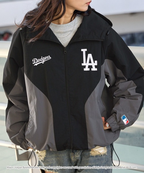 MLB（メジャーリーグベースボール）の「MLB/メジャーリーグベースボール 別注 ワッペン刺繍 オーバーサイズドロストナイロンフードトラックブルゾン（ブルゾン・レディース・ブラック/アイボリー/ダークブラウン/ネイビー・M/L）」の20枚目の写真