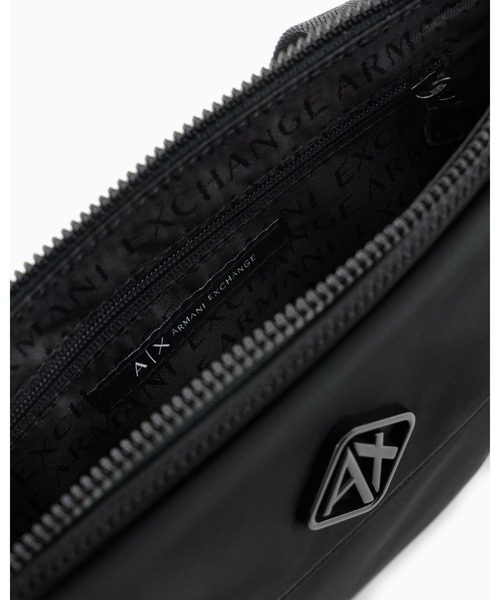 ARMANI EXCHANGE（アルマーニエクスチェンジ）の「【A|X アルマーニ エクスチェンジ】AXロゴ フラットショルダーバッグ（ショルダーバッグ・メンズ・ダークグリーン・FREE）」の3枚目の写真