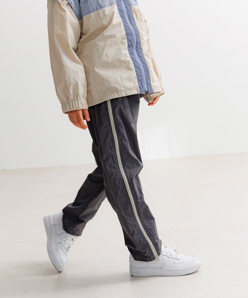 BAYFLOW（ベイフロー）の「[ファスナーの開閉でシルエットが変わる♪]サイドZIPナイロンパンツ(KIDS)（その他パンツ・キッズ・チャコール/カーキ・140cm/120cm/150cm/130cm/110cm）」の7枚目の写真