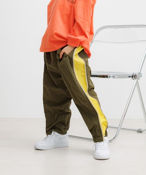 BAYFLOW（ベイフロー）の「[ファスナーの開閉でシルエットが変わる♪]サイドZIPナイロンパンツ(KIDS)（その他パンツ・キッズ・チャコール/カーキ・140cm/120cm/150cm/130cm/110cm）」の20枚目の写真