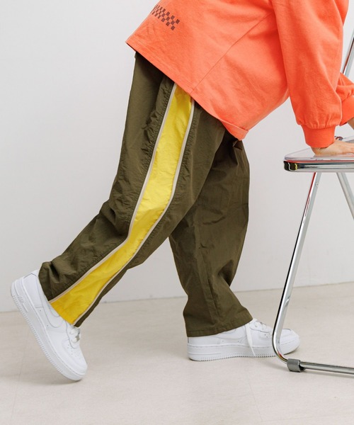 BAYFLOW（ベイフロー）の「[ファスナーの開閉でシルエットが変わる♪]サイドZIPナイロンパンツ(KIDS)（その他パンツ・キッズ・チャコール/カーキ・140cm/120cm/150cm/130cm/110cm）」の21枚目の写真