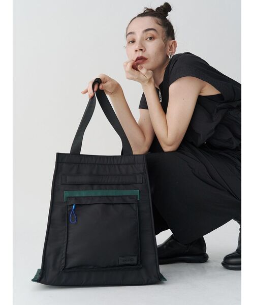 UN3D.（アンスリード）の「【WEB限定】TRAPEZE NYLON BAG / トラピーズナイロンバッグ（トートバッグ・レディース・ベージュ/ブラック・FREE）」の7枚目の写真