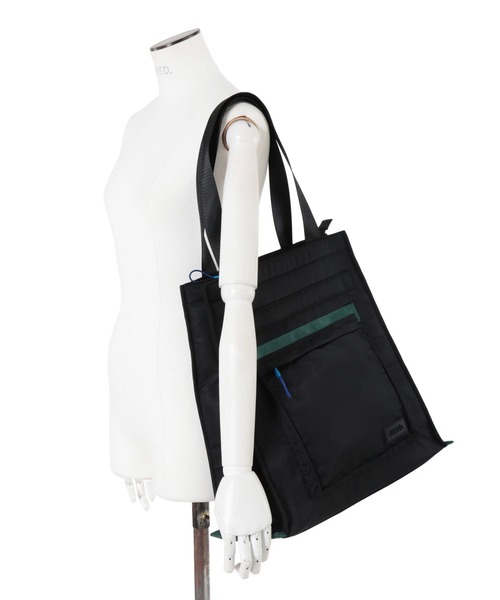 UN3D.（アンスリード）の「【WEB限定】TRAPEZE NYLON BAG / トラピーズナイロンバッグ（トートバッグ・レディース・ベージュ/ブラック・FREE）」の9枚目の写真