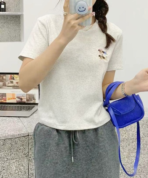 aimoha(アイモハ)の「ワンポイント犬刺繍Tシャツ(Tシャツ/カットソー・レディース・ブルー/ホワイト/ライトグレー/ダークグレー/ベージュ・FREE)」の3枚目の写真