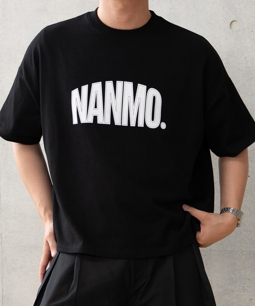 Nanmo.(ナンモ)の「Nanmo.Logo T-shirt / ロゴグラフィックTシャツ(Tシャツ/カットソー・メンズ・ホワイト/ブラック・MEDIUM/LARGE)」の2枚目の写真