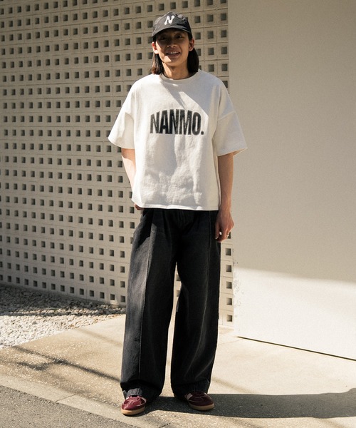 Nanmo.(ナンモ)の「Nanmo.Logo T-shirt / ロゴグラフィックTシャツ(Tシャツ/カットソー・メンズ・ホワイト/ブラック・MEDIUM/LARGE)」の6枚目の写真