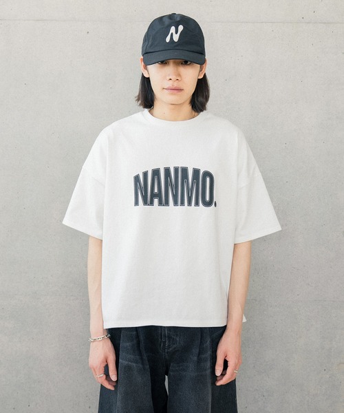 Nanmo.(ナンモ)の「Nanmo.Logo T-shirt / ロゴグラフィックTシャツ(Tシャツ/カットソー・メンズ・ホワイト/ブラック・MEDIUM/LARGE)」の7枚目の写真
