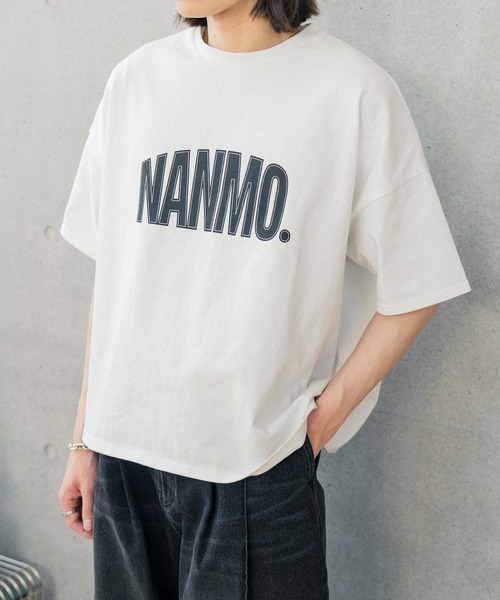 Nanmo.(ナンモ)の「Nanmo.Logo T-shirt / ロゴグラフィックTシャツ(Tシャツ/カットソー・メンズ・ホワイト/ブラック・MEDIUM/LARGE)」の8枚目の写真
