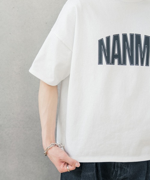 Nanmo.(ナンモ)の「Nanmo.Logo T-shirt / ロゴグラフィックTシャツ(Tシャツ/カットソー・メンズ・ホワイト/ブラック・MEDIUM/LARGE)」の10枚目の写真