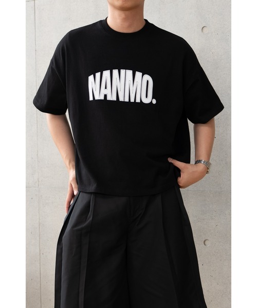 Nanmo.(ナンモ)の「Nanmo.Logo T-shirt / ロゴグラフィックTシャツ(Tシャツ/カットソー・メンズ・ホワイト/ブラック・MEDIUM/LARGE)」の5枚目の写真