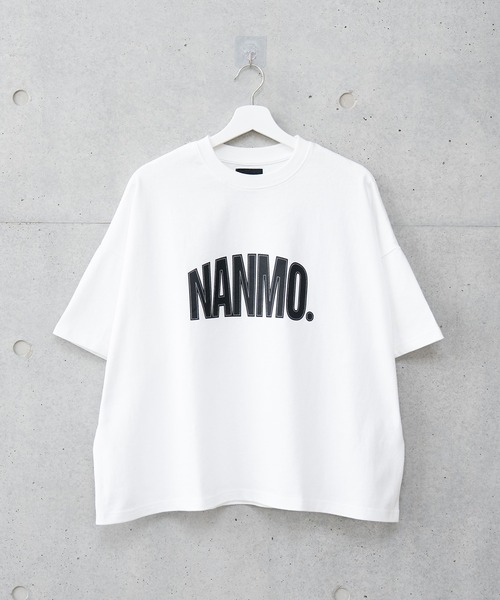 Nanmo.(ナンモ)の「Nanmo.Logo T-shirt / ロゴグラフィックTシャツ(Tシャツ/カットソー・メンズ・ホワイト/ブラック・MEDIUM/LARGE)」の3枚目の写真