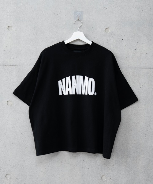 Nanmo.(ナンモ)の「Nanmo.Logo T-shirt / ロゴグラフィックTシャツ(Tシャツ/カットソー・メンズ・ホワイト/ブラック・MEDIUM/LARGE)」の4枚目の写真