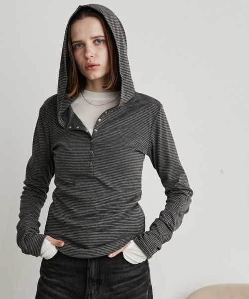 Auntie Rosa Holiday(アンティローザホリデー)の「ヘンリーネックフーディートップス(Tシャツ/カットソー・レディース・杢グレー/その他/アイボリー・FREE)」の1枚目の写真
