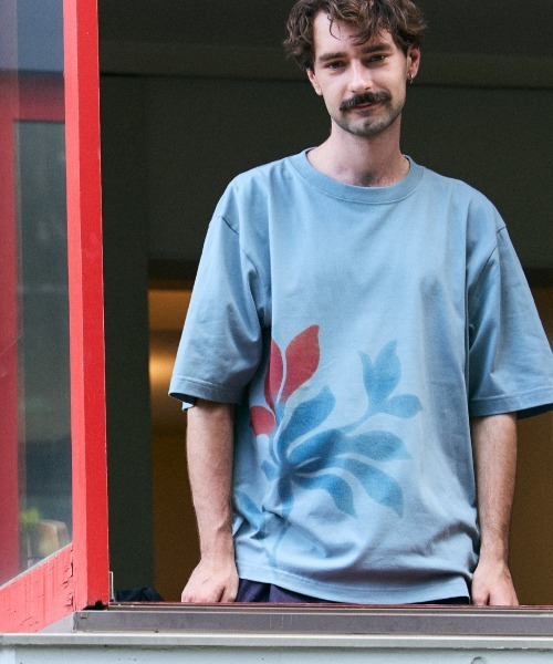 rehacer(レアセル)の「rehacer : Petal Haze Relax Fit T-shirt / ペタルヘイズ リラックス フィットTシャツ(Tシャツ/カットソー・メンズ・ブルー/ホワイト/スミクロ・LARGE/X-LARGE/SMALL/MEDIUM)」の1枚目の写真