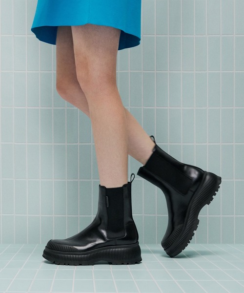 CHARLES & KEITH（チャールズ & キース）の「Darra ダラ リジッドソールチェルシーブーツ（ブーツ・レディース・ブラック/バーガンディー/ベージュ・24.5cm/23.5cm/23cm/22.5cm/26.5cm/25.5cm/25cm）」の2枚目の写真