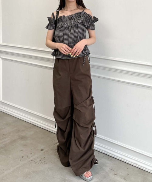 archives（アルシーヴ）の「チェックフリルオフショルブラウス（シャツ/ブラウス・レディース・オフホワイト/ブラック/ベージュ・MEDIUM）」の10枚目の写真