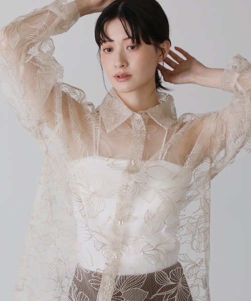 shetila(シェティラ)の「一目惚れ フラワーエンブロイダリーシアーシャツ(シャツ/ブラウス・レディース・ブラック/キナリ・FREE)」の1枚目の写真