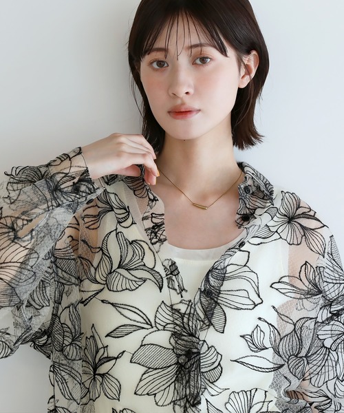 shetila(シェティラ)の「一目惚れ フラワーエンブロイダリーシアーシャツ(シャツ/ブラウス・レディース・ブラック/キナリ・FREE)」の2枚目の写真