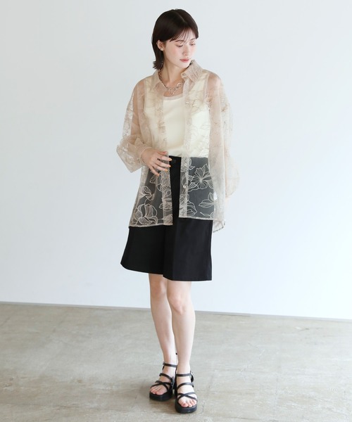 shetila(シェティラ)の「一目惚れ フラワーエンブロイダリーシアーシャツ(シャツ/ブラウス・レディース・ブラック/キナリ・FREE)」の4枚目の写真