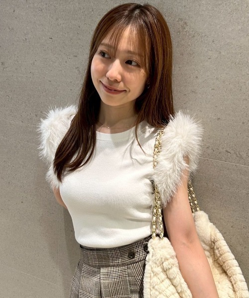 FURFUR(ファーファー)の「エコファースリーブニットトップス(ニット/セーター・レディース・ホワイト/ピンク/チャコールグレー・F)」の1枚目の写真