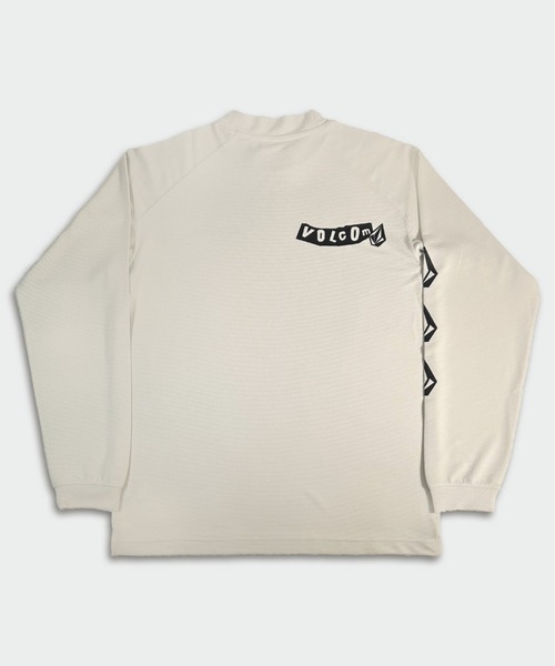 VOLCOM（ボルコム）の「【VOLCOM/ボルコム】 LONG SLEEVE MOCK NECK TEE /UVケア速乾モックネックスリーブロゴ長袖ロンT（Tシャツ/カットソー・メンズ・ベージュ系その他・SMALL/MEDIUM/LARGE/X-LARGE）」の2枚目の写真
