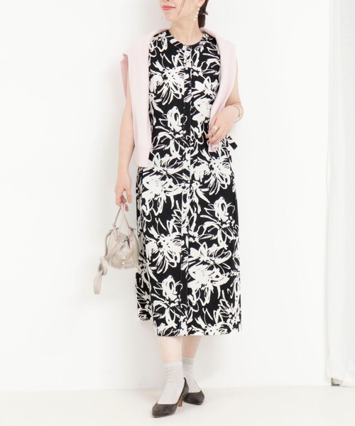 MICO COULIER(ミコクリエ)の「ビックフラワープリントワンピース(ワンピース・レディース・ホワイト系その他4/ベージュ系その他3/ブラック系その他3・38)」の3枚目の写真