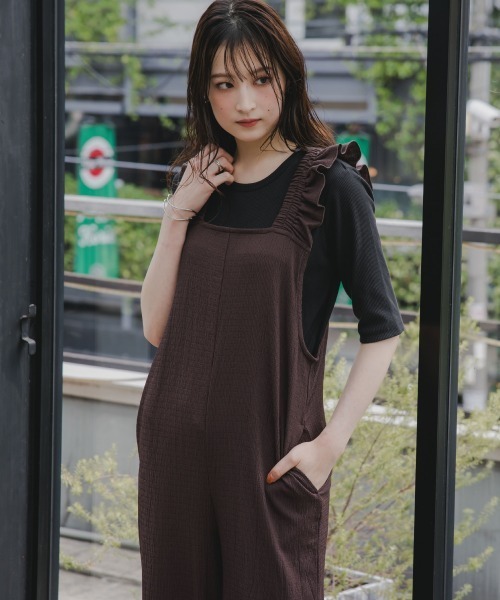 slattgir(スラットジール)の「高身長 縦柄カットソーショルダーフリルオールインワン(トールサイズ)Essenave(つなぎ/オールインワン・レディース・ブラック/ブラウン・TL/TLL/T3L/T5L/TM/T4L)」の3枚目の写真
