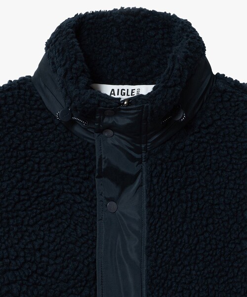 AIGLE(エーグル)の「パッチポケット 異素材切り替え スタンドカラーボアフリースブルゾン(ブルゾン・メンズ・ダークネイビー/レッド・S/M/L/XL)」の6枚目の写真