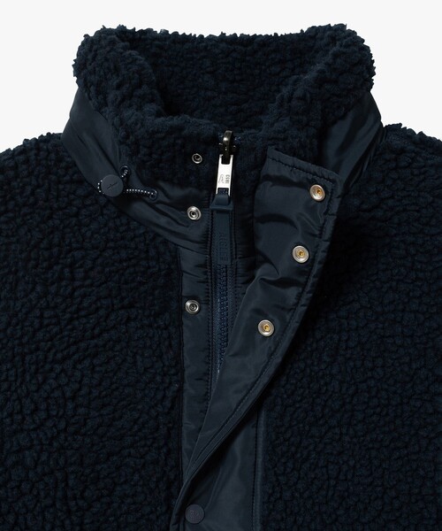 AIGLE(エーグル)の「パッチポケット 異素材切り替え スタンドカラーボアフリースブルゾン(ブルゾン・メンズ・ダークネイビー/レッド・S/M/L/XL)」の9枚目の写真