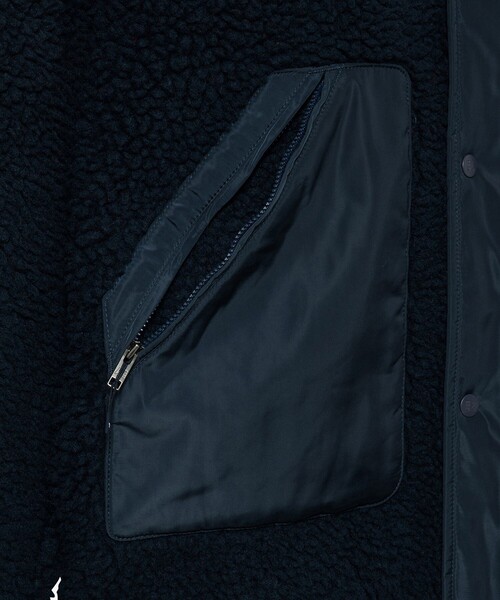 AIGLE(エーグル)の「パッチポケット 異素材切り替え スタンドカラーボアフリースブルゾン(ブルゾン・メンズ・ダークネイビー/レッド・S/M/L/XL)」の4枚目の写真