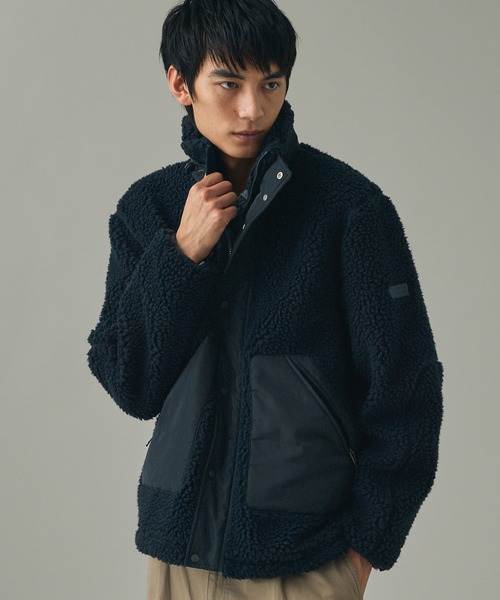 AIGLE(エーグル)の「パッチポケット 異素材切り替え スタンドカラーボアフリースブルゾン(ブルゾン・メンズ・ダークネイビー/レッド・S/M/L/XL)」の2枚目の写真