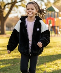 FILA（フィラ）の「【FILA/フィラ】キッズボアジャケット｜ふわふわ素材｜ファスナー仕様　フード付きブルゾン　バックプリント（ブルゾン）」