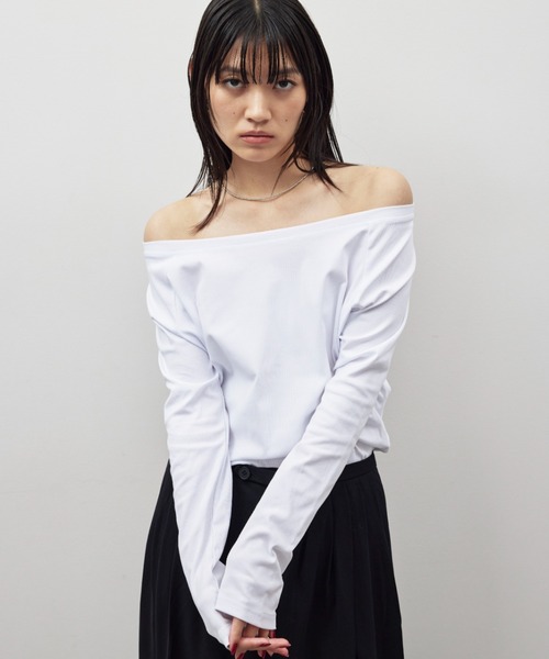 HANNE（アン）の「オフショルダーロンTEE（Tシャツ/カットソー・レディース・ホワイト/グレー/ブラック・FREE）」の2枚目の写真
