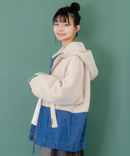 スカラー ネコ刺繍ボア×デニム異素材切替ブルゾン ベージュ×ブルー ScoLar（スカラー）の「ScoLar(スカラー) ネコ刺繍ボア×デニム異素材