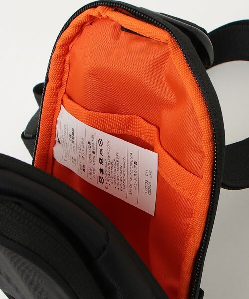 NIKE（ナイキ）の「NIKE NSW COMMUTE CROSSBODY FZ6133（ショルダーバッグ・メンズ・ブラック/グレー・ONE SIZE）」の12枚目の写真