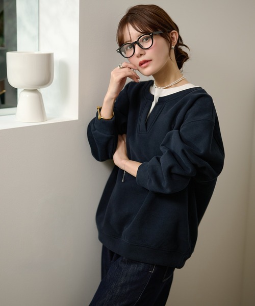 LAULEN(ローレン)の「key neck layered logo sweat pullover /キーネックレイヤードロゴスウェットプルオーバー(スウェット・レディース・ブラウン/ネイビー/グレー/アイボリー・FREE)」の4枚目の写真