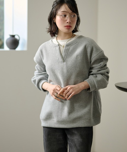 LAULEN(ローレン)の「key neck layered logo sweat pullover /キーネックレイヤードロゴスウェットプルオーバー(スウェット・レディース・ブラウン/ネイビー/グレー/アイボリー・FREE)」の3枚目の写真
