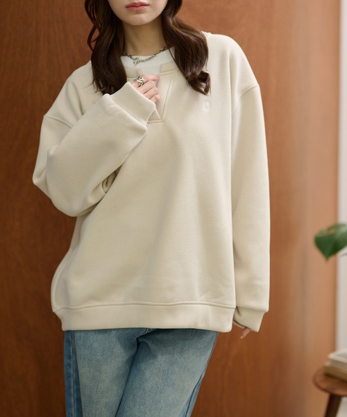 LAULEN(ローレン)の「key neck layered logo sweat pullover /キーネックレイヤードロゴスウェットプルオーバー(スウェット・レディース・ブラウン/ネイビー/グレー/アイボリー・FREE)」の2枚目の写真