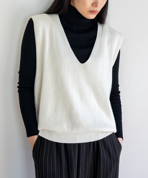 VitaFelice（ヴィータフェリーチェ）の「Vネックニットベスト（ベスト・レディース・アイボリー/ブラック/ブラウン/グレー・FREE）」の2枚目の写真