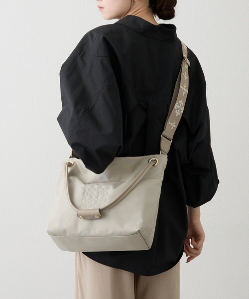 russet(ラシット)の「コーデュラナイロン3WAYトートバッグ(トートバッグ・レディース・ブラック/グレー/グレイッシュベージュ・FREE)」の4枚目の写真