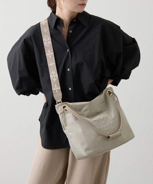 russet(ラシット)の「コーデュラナイロン3WAYトートバッグ(トートバッグ・レディース・ブラック/グレー/グレイッシュベージュ・FREE)」の5枚目の写真