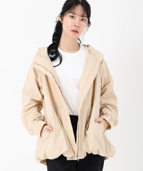 UNIVERVAL MUSE（ユニバーバル ミューズ）の「テクノタフタ_バルーンヘムマウンテンパーカー（マウンテンパーカー・レディース・ベージュ/ライトカーキ/ブラック・2）」の2枚目の写真