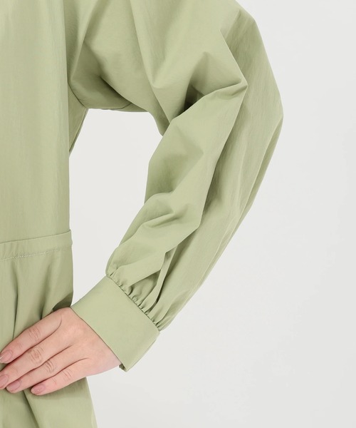 UNIVERVAL MUSE（ユニバーバル ミューズ）の「テクノタフタ_バルーンヘムマウンテンパーカー（マウンテンパーカー・レディース・ベージュ/ライトカーキ/ブラック・2）」の9枚目の写真