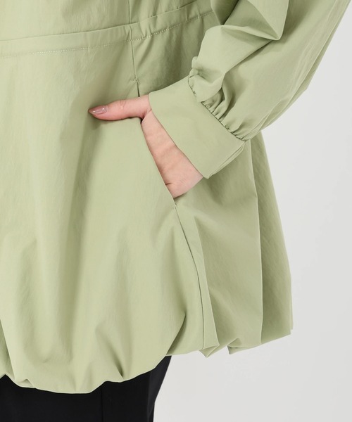 UNIVERVAL MUSE（ユニバーバル ミューズ）の「テクノタフタ_バルーンヘムマウンテンパーカー（マウンテンパーカー・レディース・ベージュ/ライトカーキ/ブラック・2）」の10枚目の写真