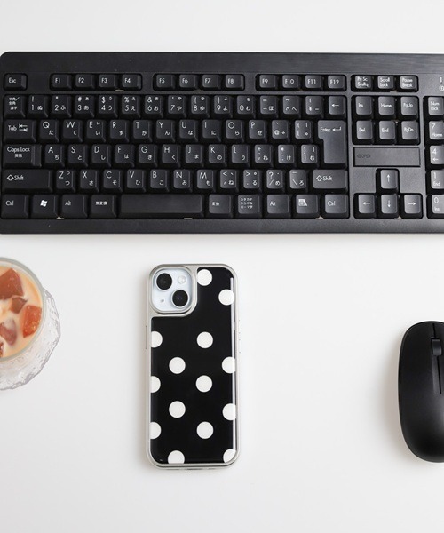Vini（ヴィニ）の「【Vini】光沢 ドットの iPhoneケース  iPhone14/iPhone15/iPhone16/iPhone17（スマホケース/カバー・レディース・ブラック・iPhone 13/iPhone 14/iPhone 15/iPhone 16/iPhone 17）」の2枚目の写真