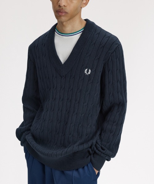 FRED PERRY(フレッドペリー)の「Cable Knit V-Neck Jumper/ケーブルニットVネックニット(ニット/セーター・メンズ・ネイビー・S/M/L)」の2枚目の写真
