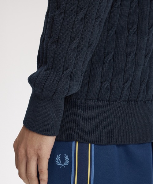FRED PERRY(フレッドペリー)の「Cable Knit V-Neck Jumper/ケーブルニットVネックニット(ニット/セーター・メンズ・ネイビー・S/M/L)」の7枚目の写真