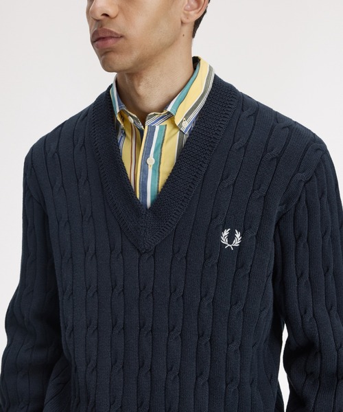 FRED PERRY(フレッドペリー)の「Cable Knit V-Neck Jumper/ケーブルニットVネックニット(ニット/セーター・メンズ・ネイビー・S/M/L)」の4枚目の写真