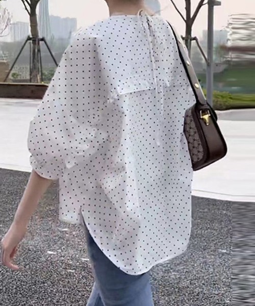 SallyLunn(サリーラン)の「【華やかバックデザイン】ボリュームブラウス(シャツ/ブラウス・レディース・ブルー/ドット/ホワイト・LARGE/MEDIUM)」の4枚目の写真